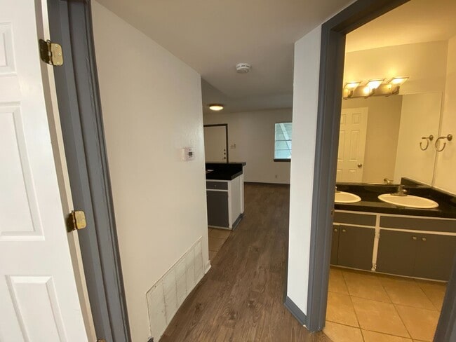 Photo - AVAILABLE: 2 BR-1 BA Hyde Park Condo / Laminate Wood Floors / Close to UT and Downtown