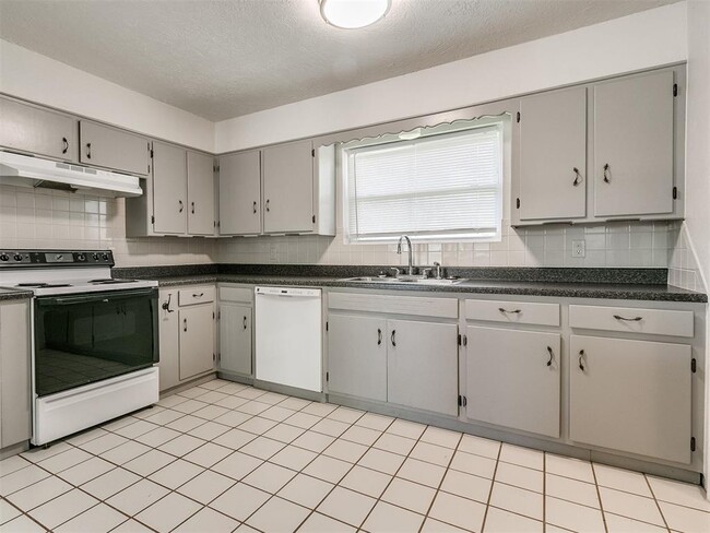 Photo - 1626 W Boyd St