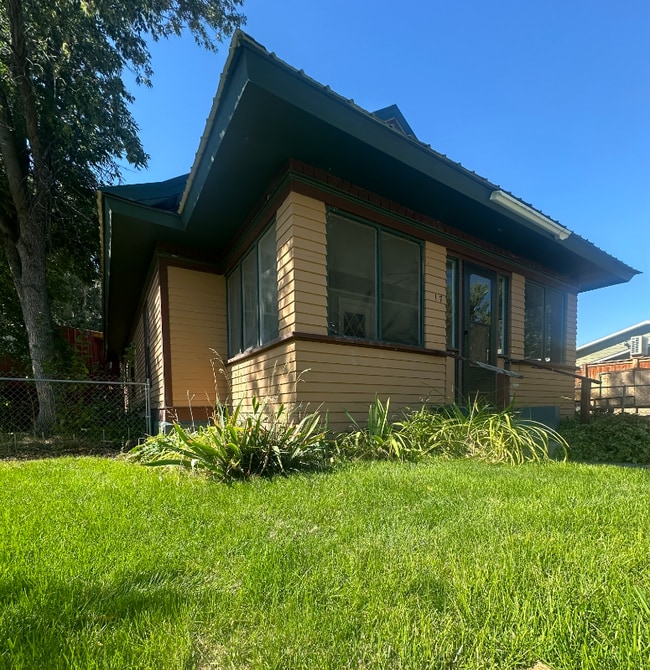 Building Photo - 217 3rd St W Rental