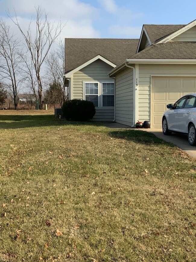 Building Photo - 115-115 Bradley Ct Unit 113