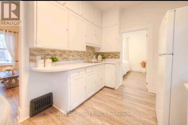 Photo - 271 Brock St