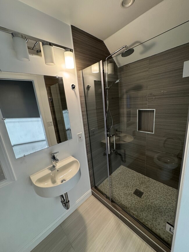 Bathroom - 1645 Hyde St Unit 7