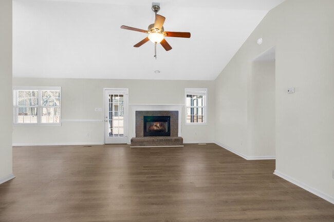 Photo - 705 E Hightree Ln