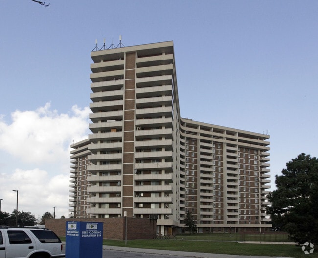 Photo - 4001 Steeles Ave W