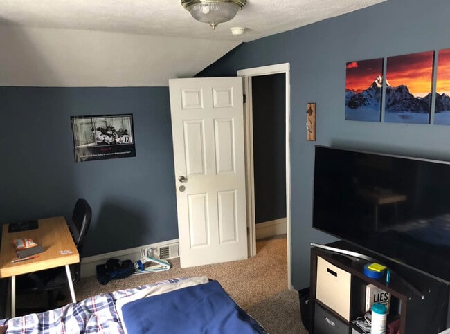 Photo - 940 Veto St NW