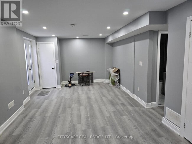 Photo - 306 Bessborough Dr