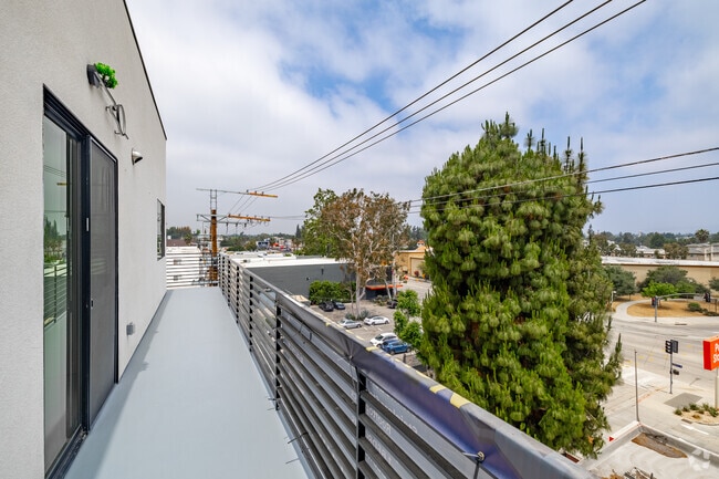 3BR, 2BA - 1,3000SF - Balcony - Studio City View