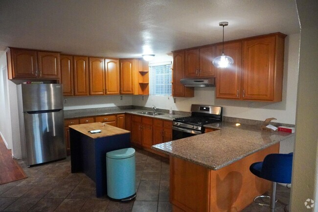 Building Photo - 3216 Adeline St Unit Lower Rental