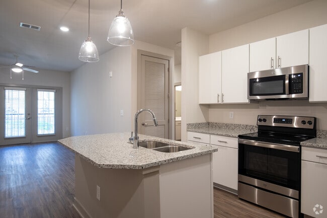 2BR, 2BA - 1,034SF - Wynbrook