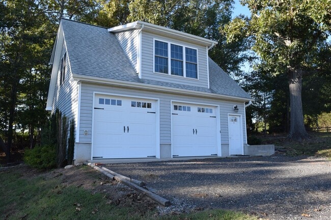 Building Photo - Lake Front 1 Bedroom Apartment - Large Garage & Boat Parking