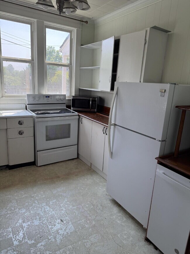 "Charming 3-Bed Duplex with Gleaming Hardwood Floors in Brunswick, MD!"