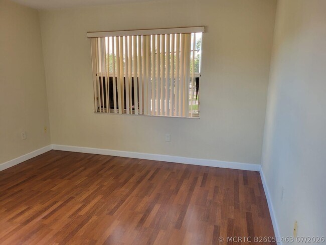 1570 NE 33rd Rd Unit 201