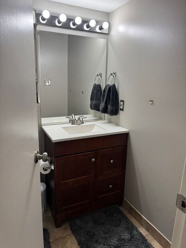Photo - Two Bedroom Two Bath Condo Close To Newtown Unit 9