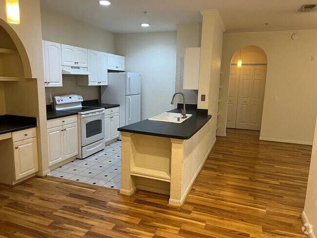 Building Photo - 860 N Orange Ave Rental