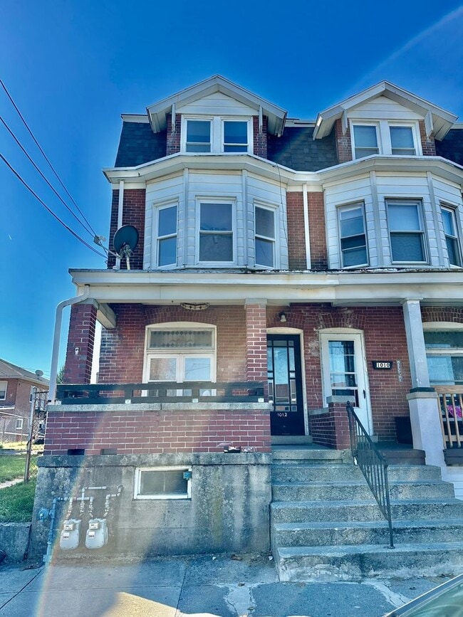 Building Photo - 1012 S Hall St Unit B