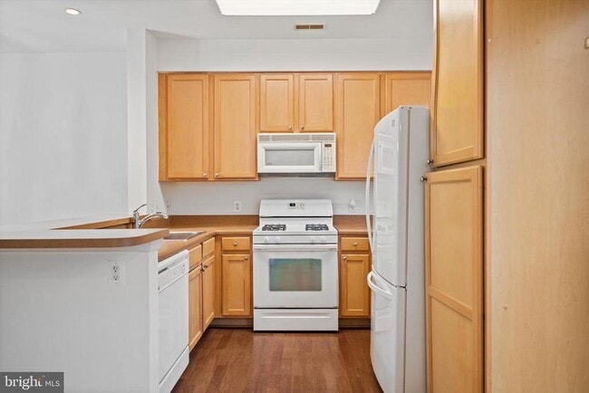 Photo - 23094 Fontwell Square