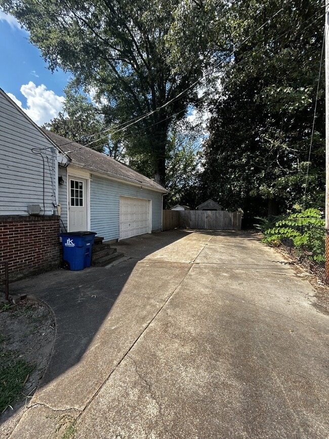 Photo - 333 S McCombs St