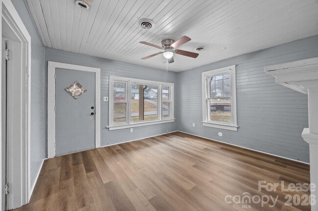 Photo - 713 2nd St Pl SW