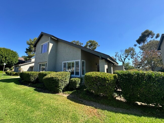 Building Photo - Beautiful bright townhome in Tierrasanta