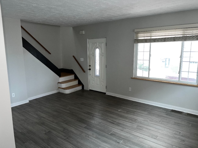 Photo - 527 Flynn Ave