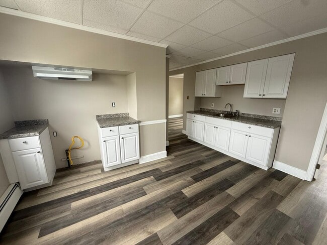 Building Photo - Kingston Unit 61 Kingston Street #3