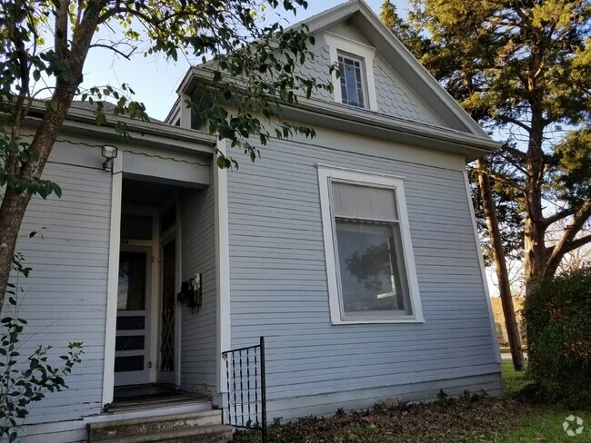 Building Photo - 319 N Doak St Unit B Rental