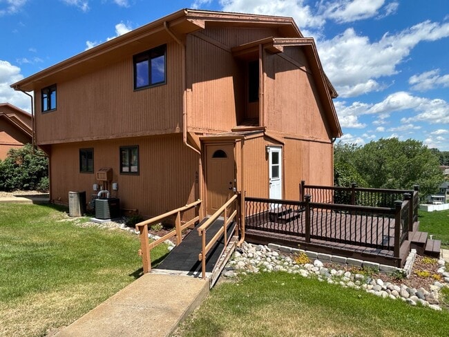 Building Photo - Lovely Townhome for Rent