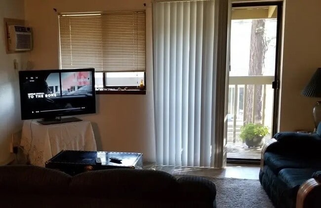 Photo - 906 W 2nd St