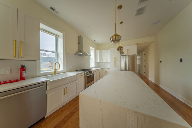 Luxurious 4b/2b Living in Lincoln Park - Luxurious 4b/2b Living in Lincoln Park Condo