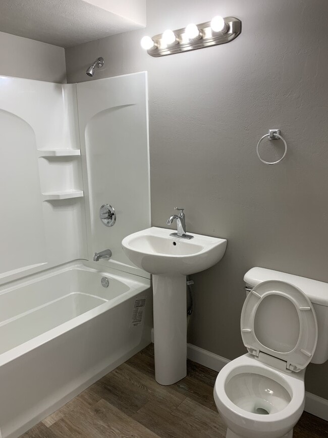 Building Photo - 1002 S National Ave Unit apt 3