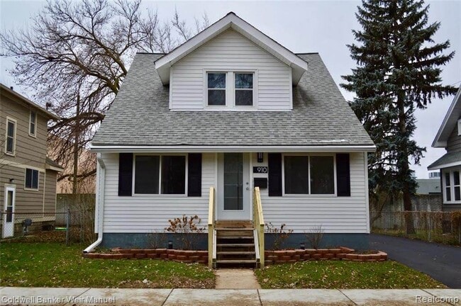 910 Knowles - Exterior view - 910 Knowles St