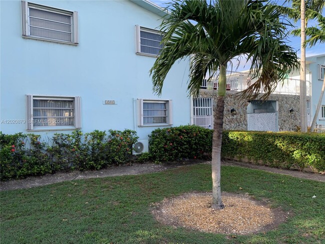 1581 NE 8th St Unit 7