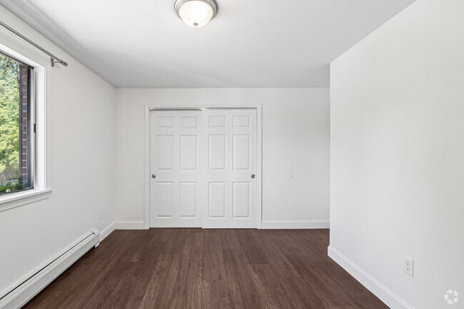 3BR, 1BA - 955SF - Bedroom
