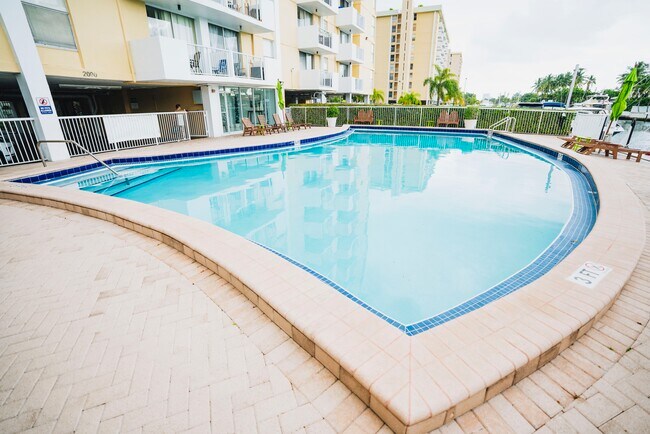 Photo - 2000 NE 135th St Unidad 410