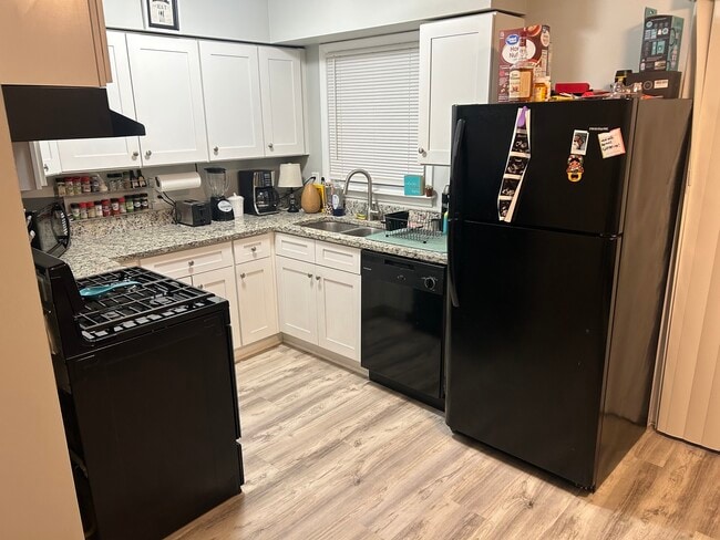 Photo - 557 E Division St