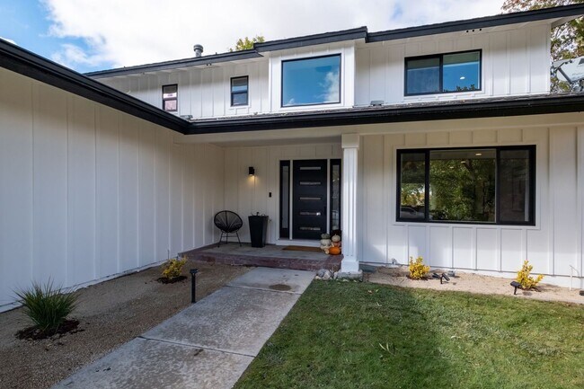 Photo - 3390 Thornhill Dr