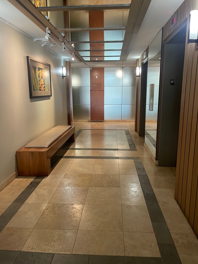 Building Photo - 2600 Pualani Way Unit Diamond Head Vista