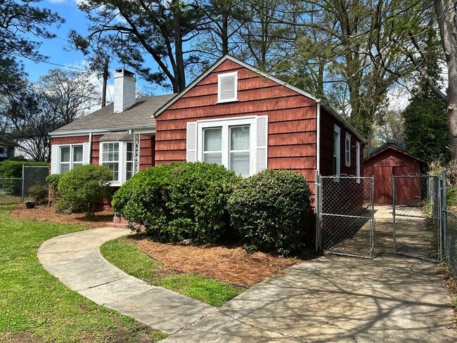 Building Photo - 2 bedroom 1 bath bungalow in the heart of ... Rental