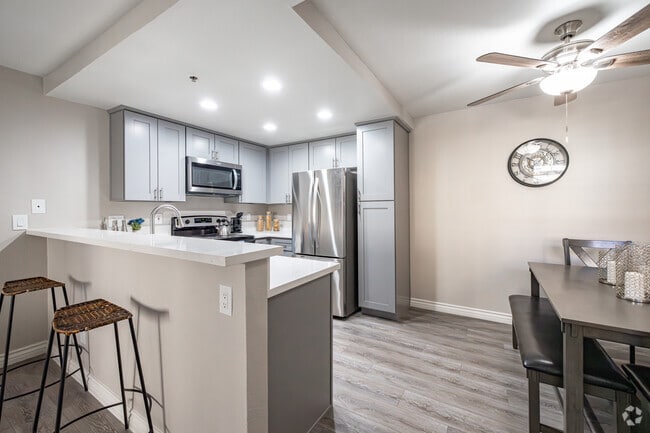 2BR, 2BA - 803SF - Dining/Kitchen - Maple Hill