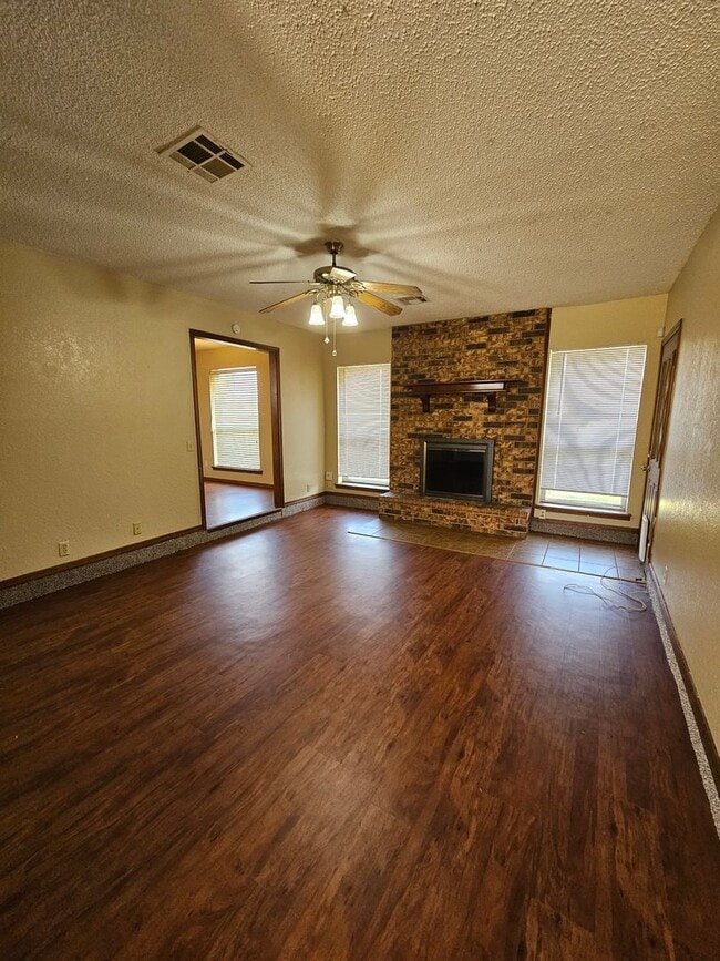 Photo - (3)Bed/(2) Bath with Shelter Avail NOW! Pe...