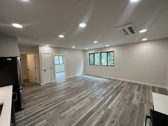290 Madison Ave N Unit 202