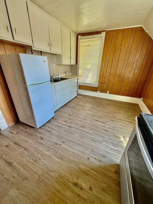 Building Photo - 241 N Hayes Ave Unit C