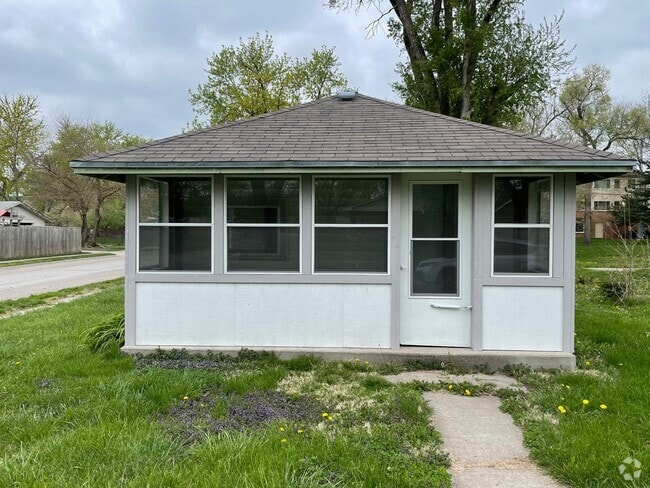 Building Photo - Updated 1-Bedroom with Private Fenced Yard... Rental