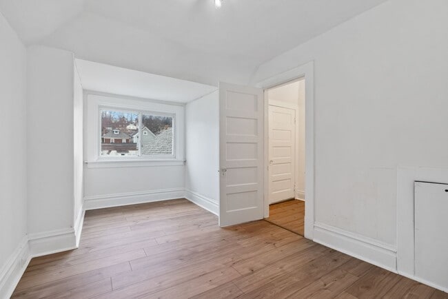 Building Photo - 1528 Ridge Ave Unit 3