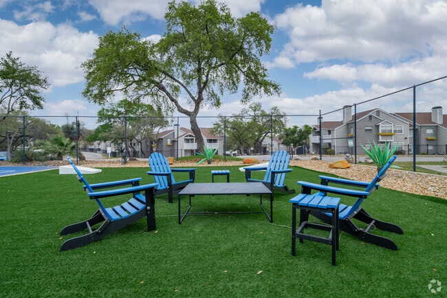 Resident Recreation Area - Elevate at Huebner Grove