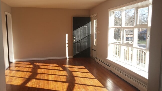 Photo - Very Spacious 3 bdrm/1 bth House Located i...