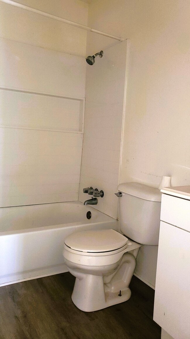 Photo - 905 W 7th St