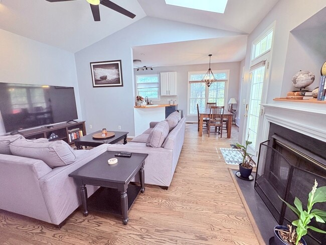 Photo - FREDERICKSBURG - MINUTES TO VRE - EASY COMMUTE TO QUANTICO!