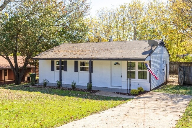 Building Photo - THREE BEDROOM/ONE BATH - CONVENIENT LOCATION!