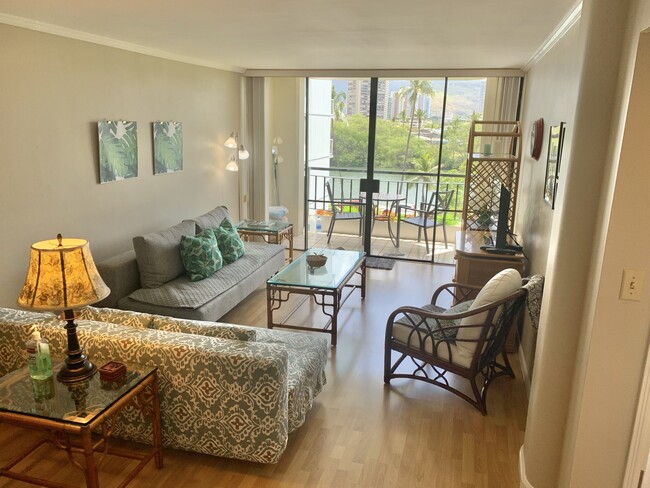 Living Room view with lanai - 440 Seaside Ave Unidad Seaside Suites Rental